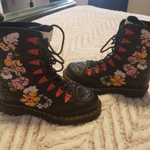 Womens Dr. Martens Boots Sz 8